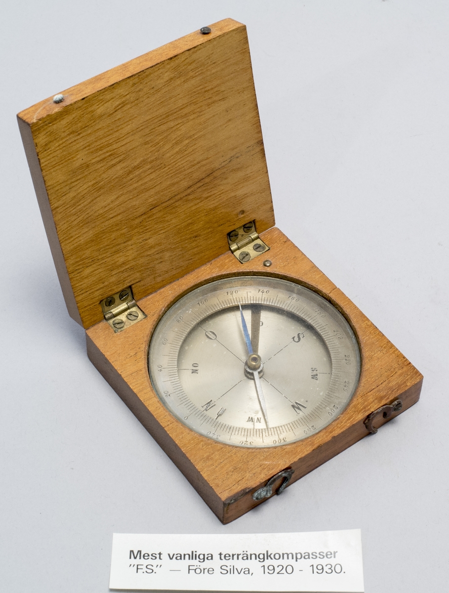 Kompass i träfodral, med arretering av nålen. Glas löst.