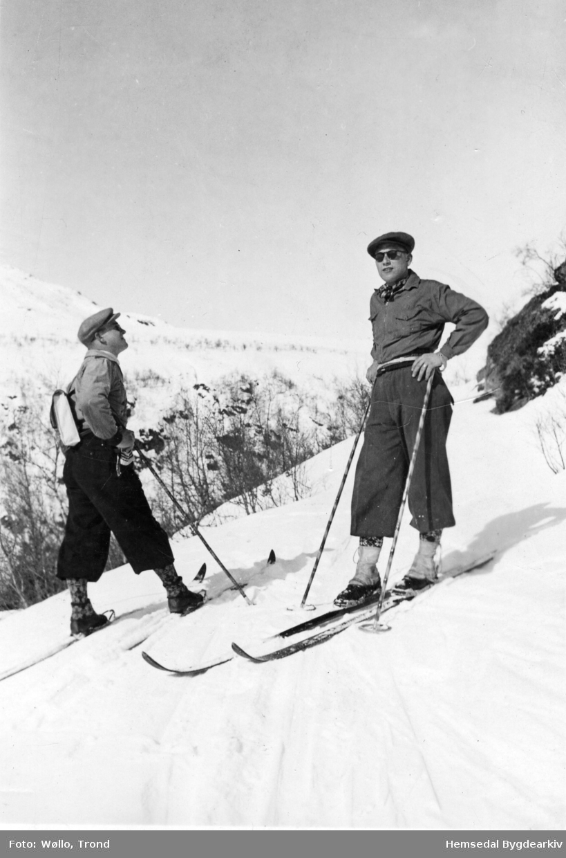 Frå venstre: Ola K. Fauske, fødd 1921, og Ola Greøndalen, fødd 1919. Karane er truleg på påsketur i Fjellstøllie i Hemsedal.
