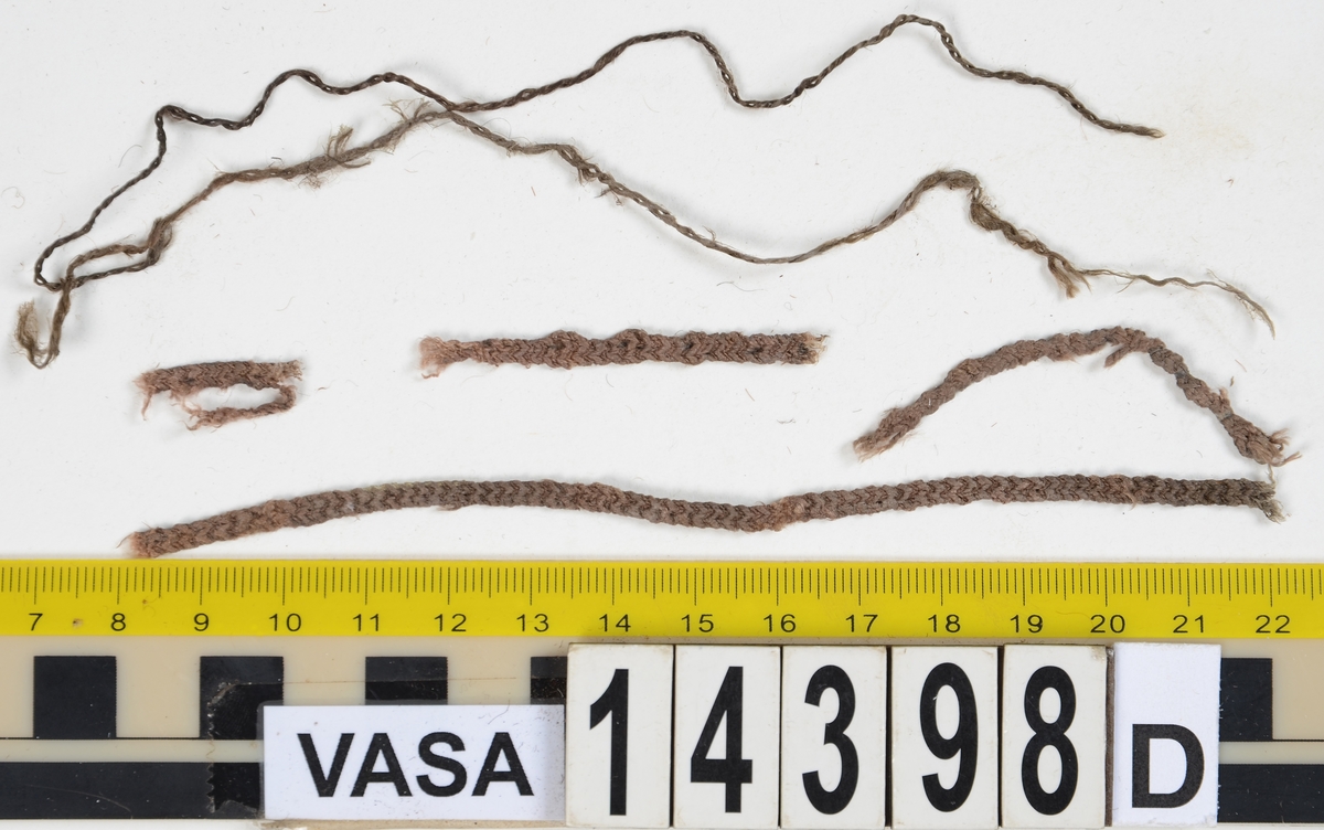 Fyndnummer 14398 består av en stor mängd olika textilier som hittades på övre batteridäck inuti tunna 08680 och var en del av den packning som fanns ombord. Vid utgrävningen av tunnan hittades textilfynden tillsammans med ett flertal andra personliga tillhörigheter så som skor, knappar, ett svärdsgehäng, en vaxklump med märken efter tråd, verktygsskaft, skedar och två svarvade tallrikar.

Fyndnumret innehåller över 600 textilfragment av fjorton olika textilier och fyra mindre läderfragment fördelade i tio askar (a-i). Däribland en manströja och ett par byxor. Byxorna (14398f) är vävda i tuskaft av ull och består idag av över 300  fragmentariska delar. Tyget är av en finare kvalitet kläde och idag är färgen något grålila men har ursprungligen troligen varit mörkt rödlila, så kallat tanetfärgad. Byxorna har haft djupa veck i midjan vilket skapat en relativt stor vidd i byxbenen. Längs båda byxbenens sidsömmar har det suttit fyra brickvävda smala silkesband fästa med en 2-trådig silkestråd. På byxornas insida finns rester från två eller tre lager av foder och mellanlägg av bastfiber och siden. 

Tröjan (14398i del I-II) består idag av omkring 70 fragment och är delvis bättre bevarade än byxorna. Tyget är av ull vävt i tuskaft och har en utmärkande struktur på väven då inslagsgarnet är betydligt grövre än varpgarnet vilket skapar en form av randeffekt. Tröjan har tillhört en för tiden lång man och har varit tätt åtsittande med en ståkrage, axelkarmar, breda skört och ärmar som varit öppna framtill.

Utöver dessa plagg finns ytterligare sju olika ulltyger från samma tunna. Däremot är dessa så pass fragmentariska att det inte är klart vad de ursprungligen varit. Några av fynden har spår av sömmar och tillskärning vilket tyder på att de ursprungligen har varit delar av klädesplagg. Två av fynden är av en grövre kvalitet med stadkanter och kan ha varit en del av packningen ombord så som en säck.
 
För mer detaljerad information från textildokumentationen (år 2021) se länkade filer.