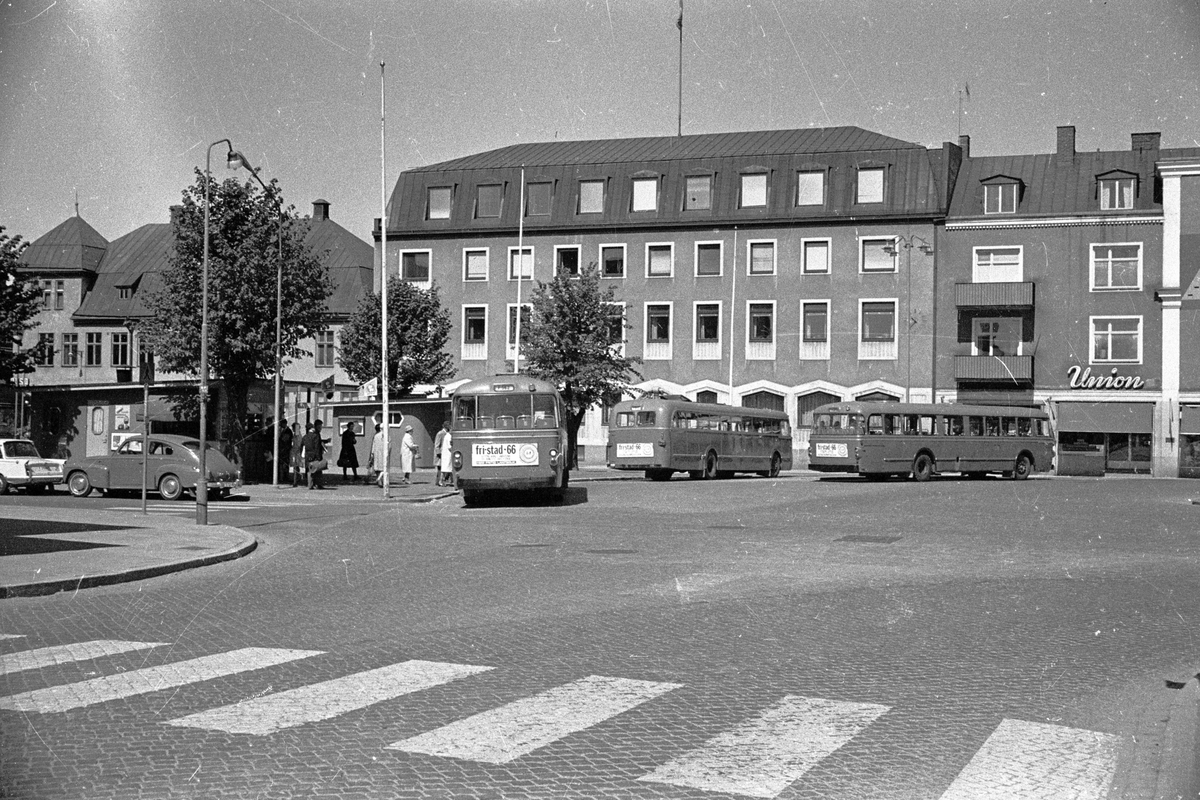 Bussar vid busshållplatsen vid Esplanaden i Huskvarna.