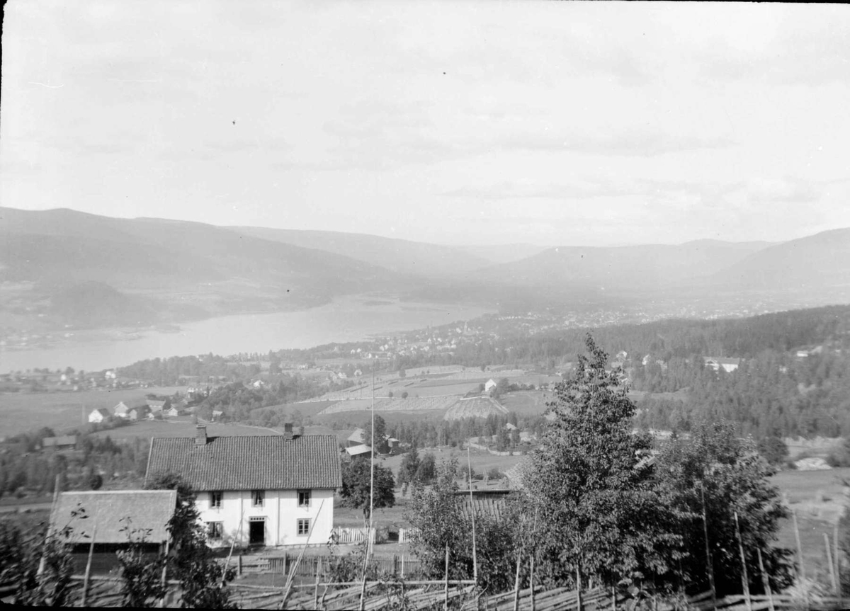 Utsikt fra Høstmælingen over Lillehammer og Mjøsa. Mot Gausdal.