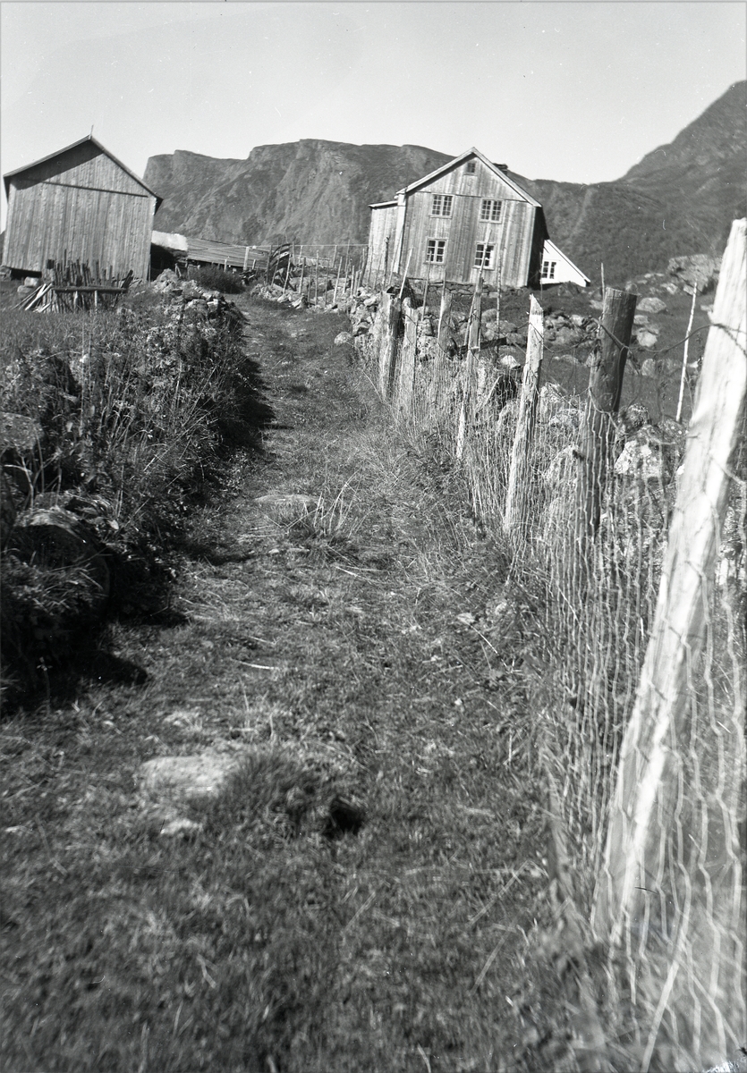 En rest av den eldste kløv- og gangvegen gjennom Valdres, Hermundstadbakken. Bredden på vegen er 210 cm.