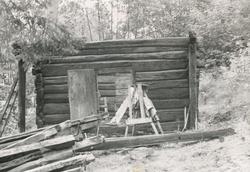 Dokumentasjonsbilder i serie av flyttinga av årestova fra Jø