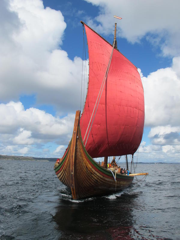 Draken Harald Hårfagre under seil. Prøveseiling i karmsundet, 2012. (Foto/Photo)