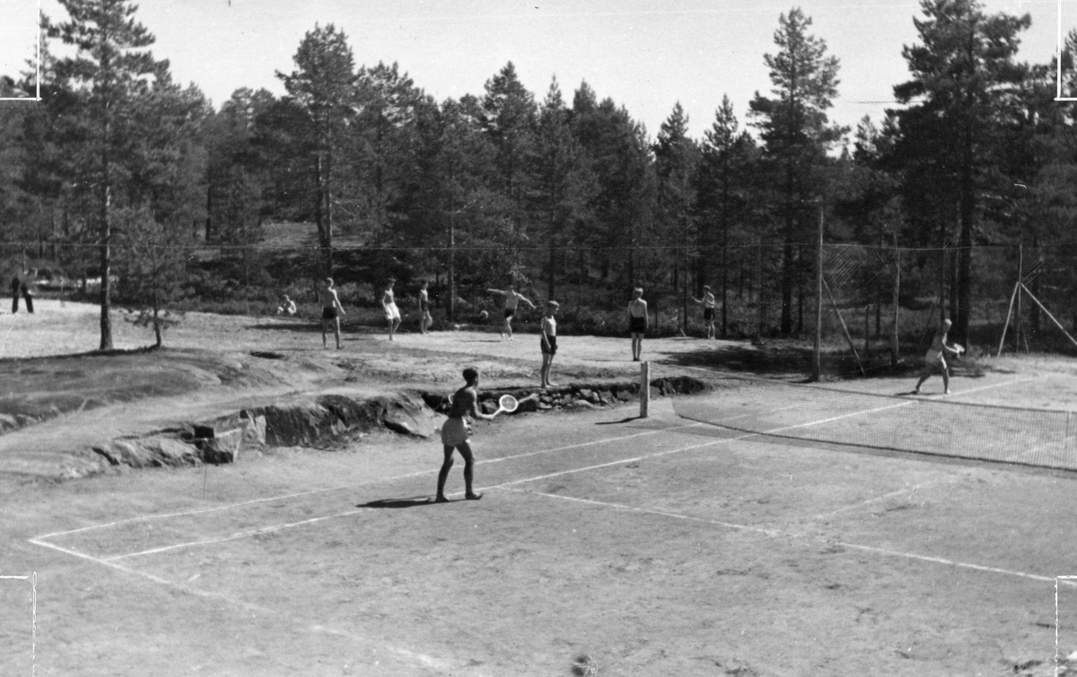Tennisbanen ved Ruudhytta.