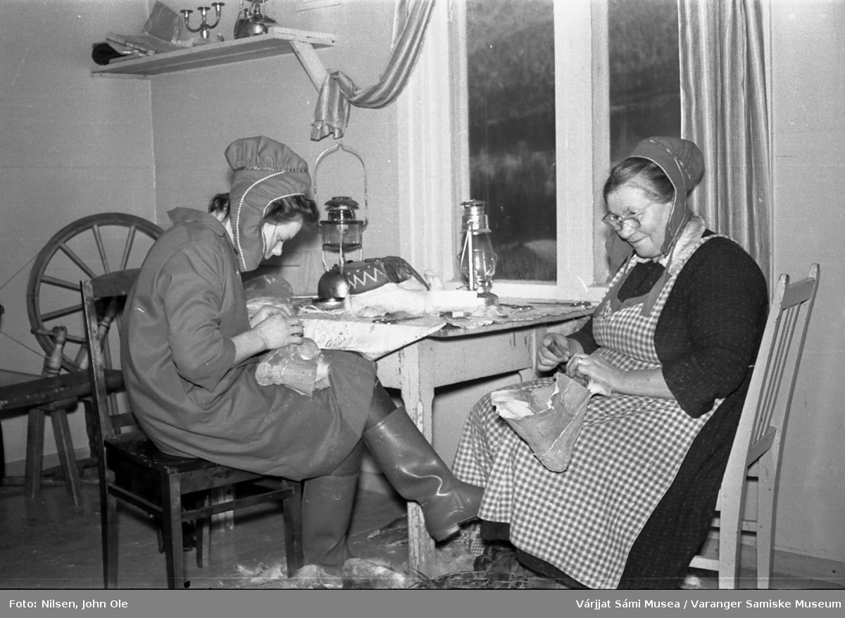 To kvinner sitter innendørs og syr skaller.  Nuvvus i  Finland 8. mars 1967.