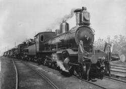 Damplokomotiv type 18b nr. 184 foran fem andre nye lokomotiv