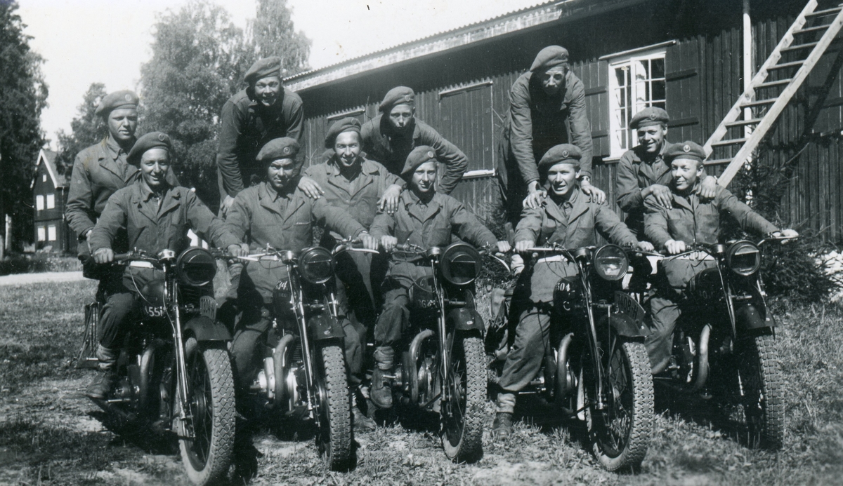 Frå Tyskland 1948-49 øvelse i Tysklandsbrigaden.
Motorsyklist nr 2 frå v. er Kristoffer Rust. Vi ser motorsykler med reg.nr 7408-H og 7304-H