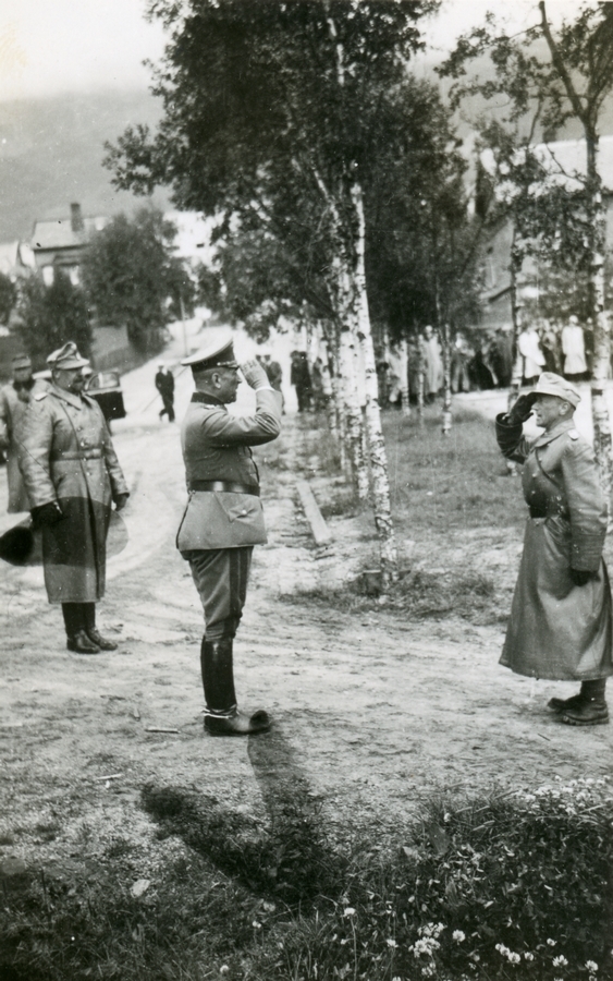 Tyske offiserer. Muligens på "frimerket" i Kongens gate. I midten av bildet: Nikolaus von Falkenhorst var en tysk general. Han planla og ledet det tyske angrepet på Norge og Danmark under andre verdenskrig, og var den militære sjefen for Wehrmacht i Norge fra april 1940 til desember 1944.
