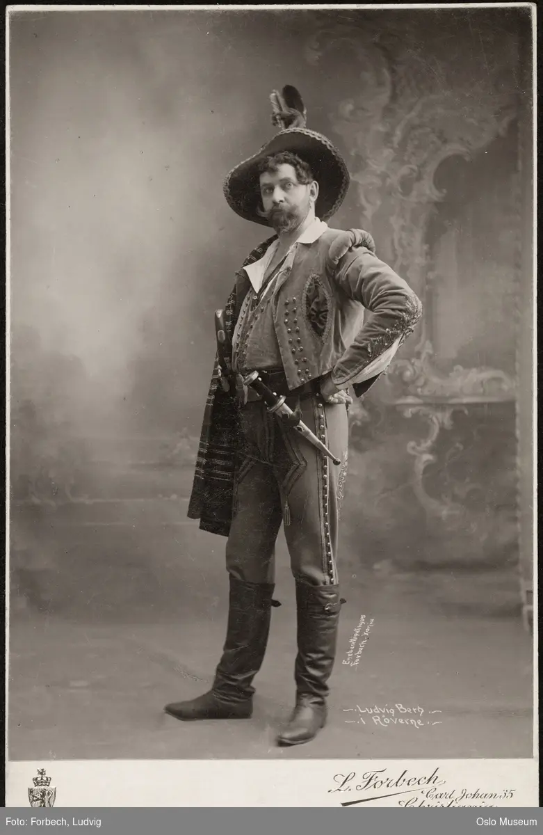 portrett, mann, skuespiller, rollebilde, Montedafiore i "Røverne", stående helfigur, kostyme
