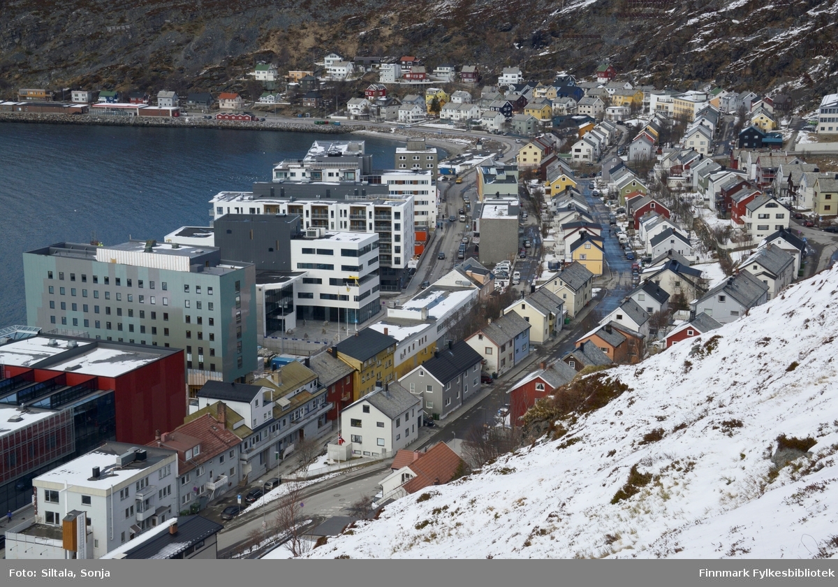 Hammerfest i april 2015. Eni Norges ny kontorbygg (hvitt) i midten av bildet. Kulturhuset (rødt) nederst til venstre.