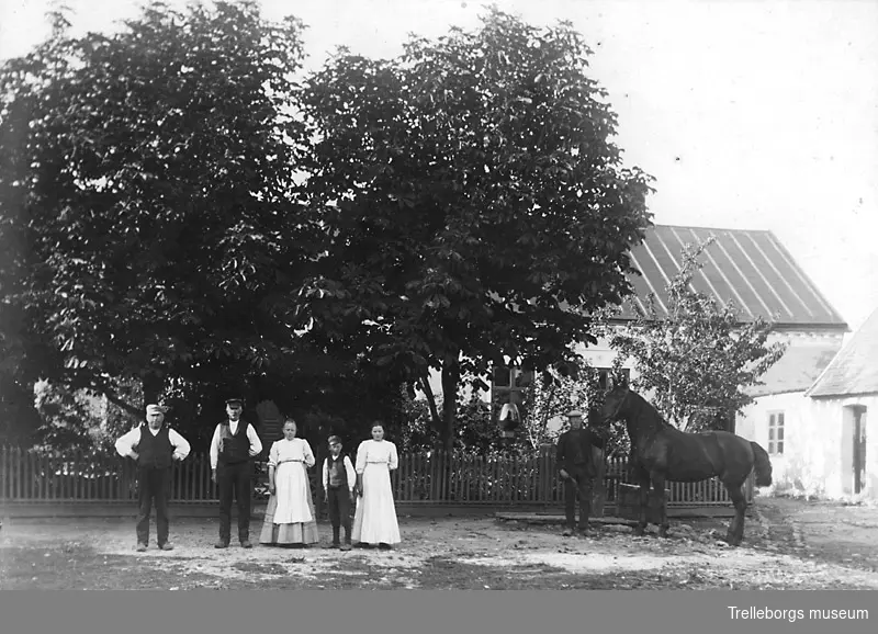 Maglarp 8. Från vänster Jeppa Larsson, Hans Mårtensson, hans hustru Kristina Mårtensson, samt deras barn Johan och Lovisa. Gossen som håller hästen heter Gustaf Hansson.