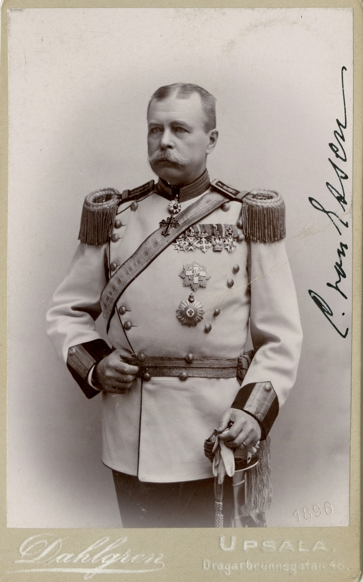 Porträtt av Carl von Essen, ryttmästare vid Livregementets dragonkår.

Se även bild AMA.0001032.
