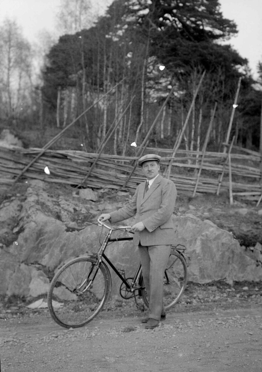 Mann med sykkel. Olav Langeland.