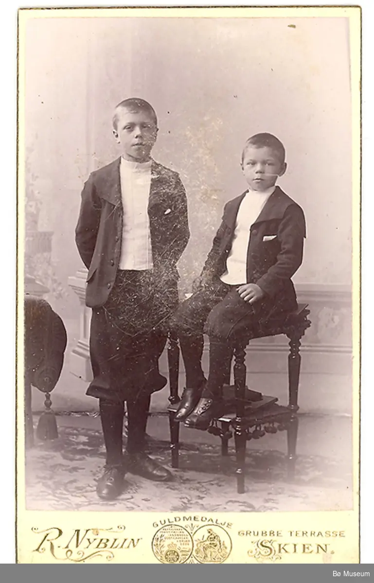 Atelierfoto av to gutar: Torstein S. (t.v.) og Andreas S. Odden frå Oslo/Sauherad