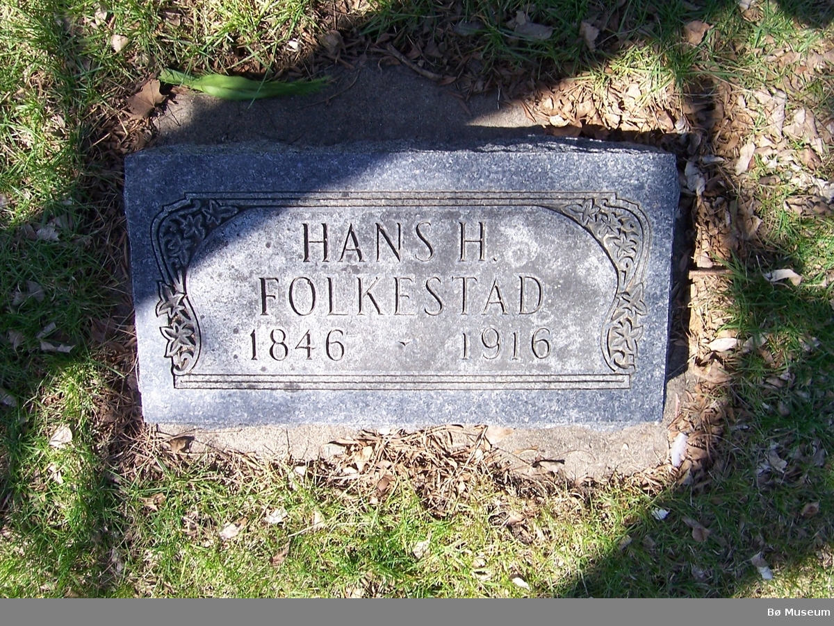 Spelemannen Hans Hansson Flatland (Vesle-Hans). I Amerika bruka han namnet Hans Hanson Folkestad.
Gravstøtta til Hans H. Folkestad