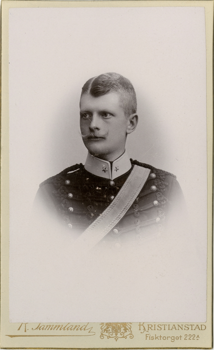 Porträtt av Otto Magnus Francke, kapten vid Wendes artilleriregemente A 3. 
Se även bild AMA.0007235, AMA.0007248,AMA.0007247, AMA.0009474 och AMA.0007335.