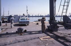 Arbeiderne ber på havnen.