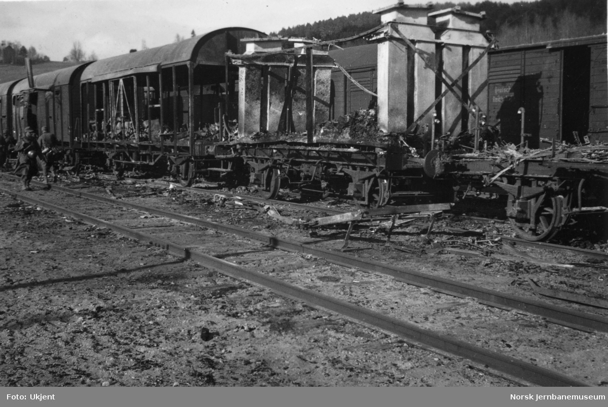 Ødeleggelser på Dombås stasjon etter bombingen i 1940, kjølevogn litra H3 med gjenværende iskasser nærmest