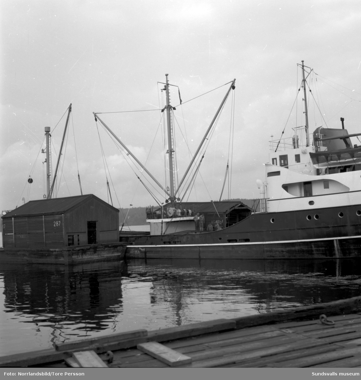 Lastning av sågade trävaror vid Karlsviks sågverk på den tyska båten Claus Hamburg.