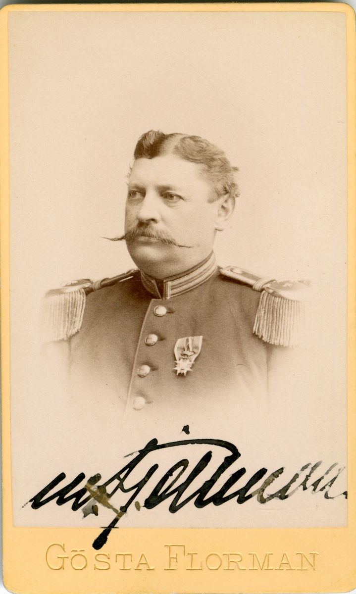 Porträtt av Mathias Fjellman, överste och chef vid Bohusläns regemente I 17.
Se även AMA.0007312.