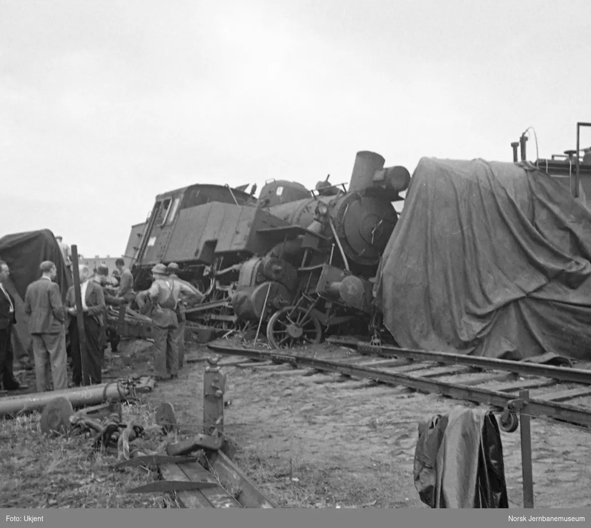 Avsporet kipptog med damplokomotiv type 32b/c ved Sinsen kornmagasin på godssporet Alnabru-Grefsen