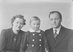 Martin Sveen med kona Margit og sønnen Georg