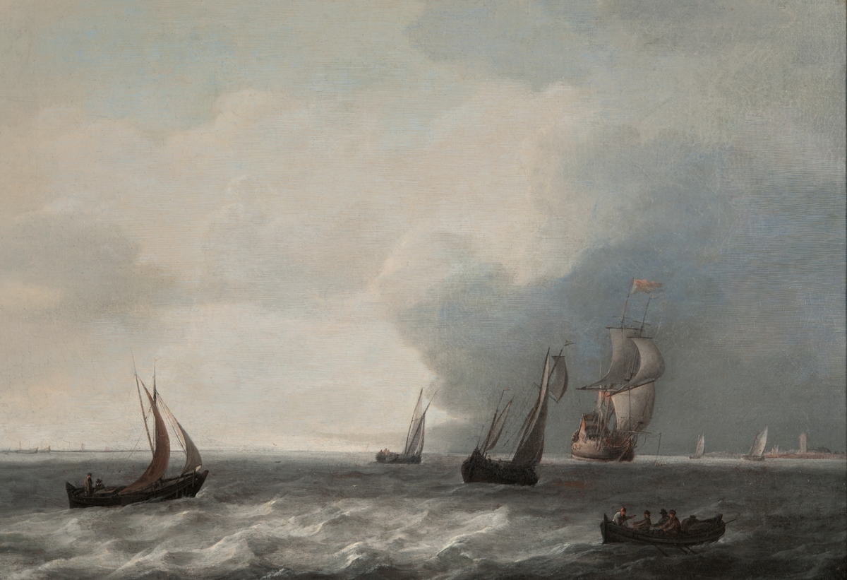 Holländskt 1600-tal. Ett skepp av pinasstyp med holländska flaggor. Fartyget under segel sett från styrbords bog. I förgrunden tre mindre seglare och till höger en roddbåt med fem män. I aktern på denna båt, signatur BH. (Blankerhof.)