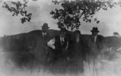 Fotosamling etter Hans Tveito. "To menn og to kvinner fotogr