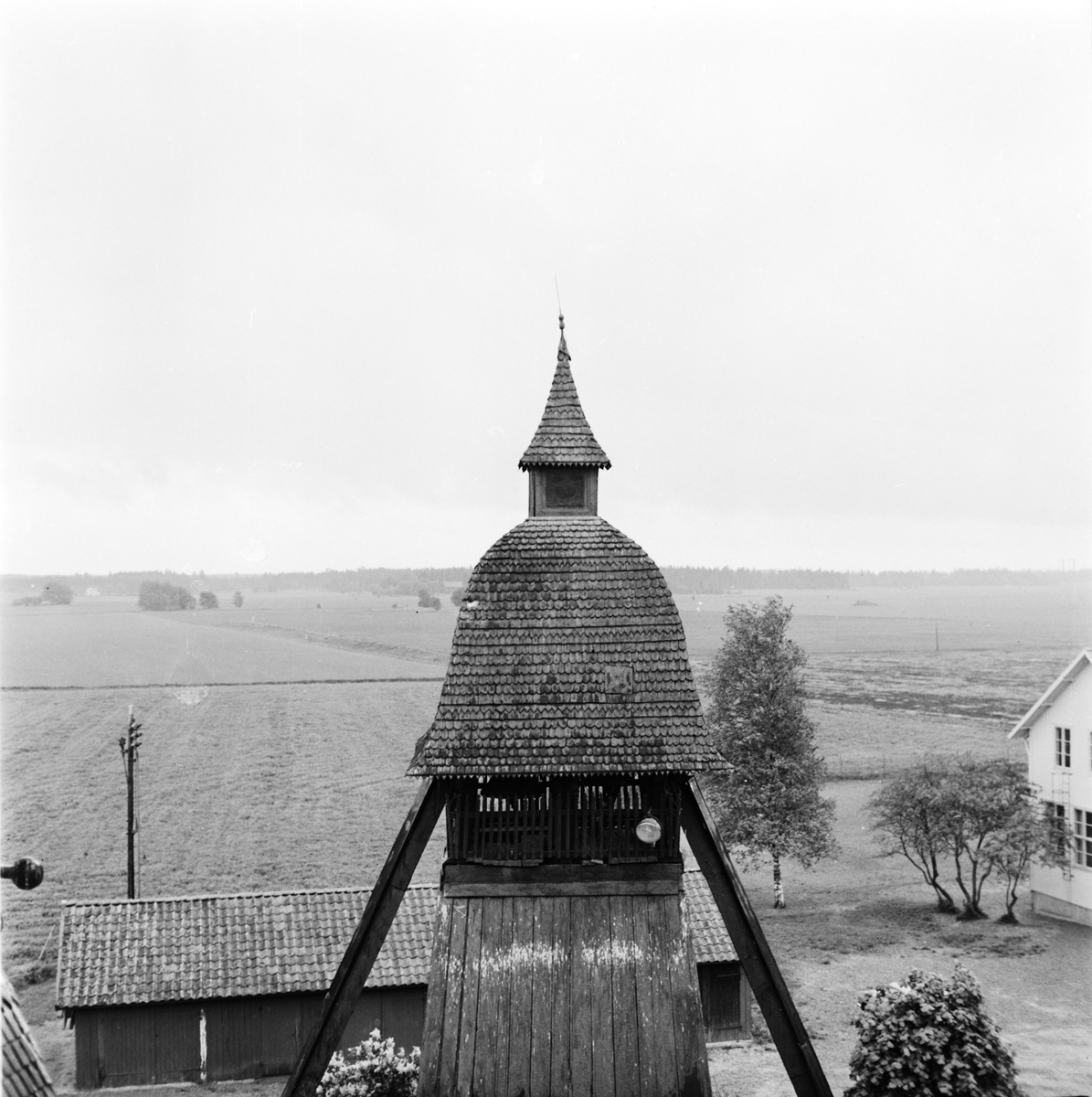 Vy mot toppen av klockstapeln vid Sparrsätra kyrka, Uppland 1968