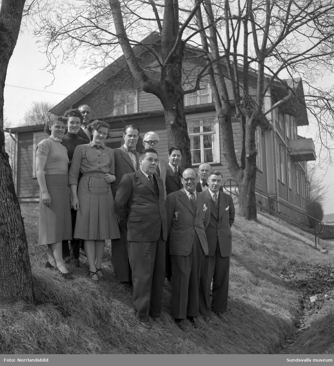SCA:s kontor i Skönvik. Gruppbild av personalen utomhus samt interiörbilder från verksamheten.