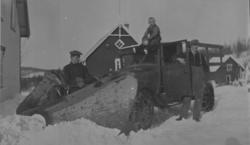 Brøytebil og folk på Lunde, Dyrøy