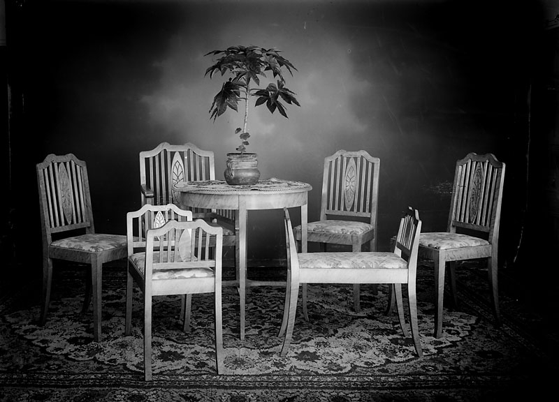 Ateljébild, stilig möbel med bord, stolar och pallar. Johnsons privata bilder
	Metallutfällning.