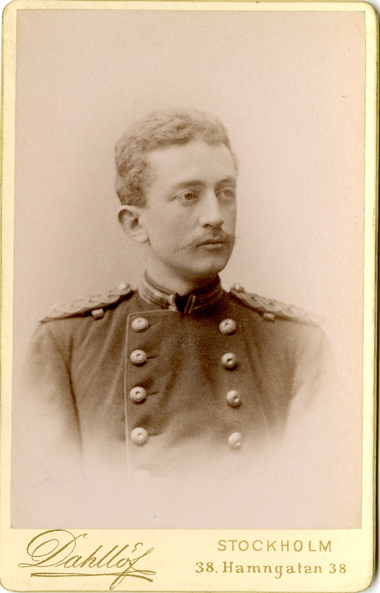 Porträtt av Gösta Hyltén-Cavallius, underlöjtnant vid Kronobergs regemente I 11.
Se även bild AMA.0007544, AMA.0007581 och AMA.0007605.