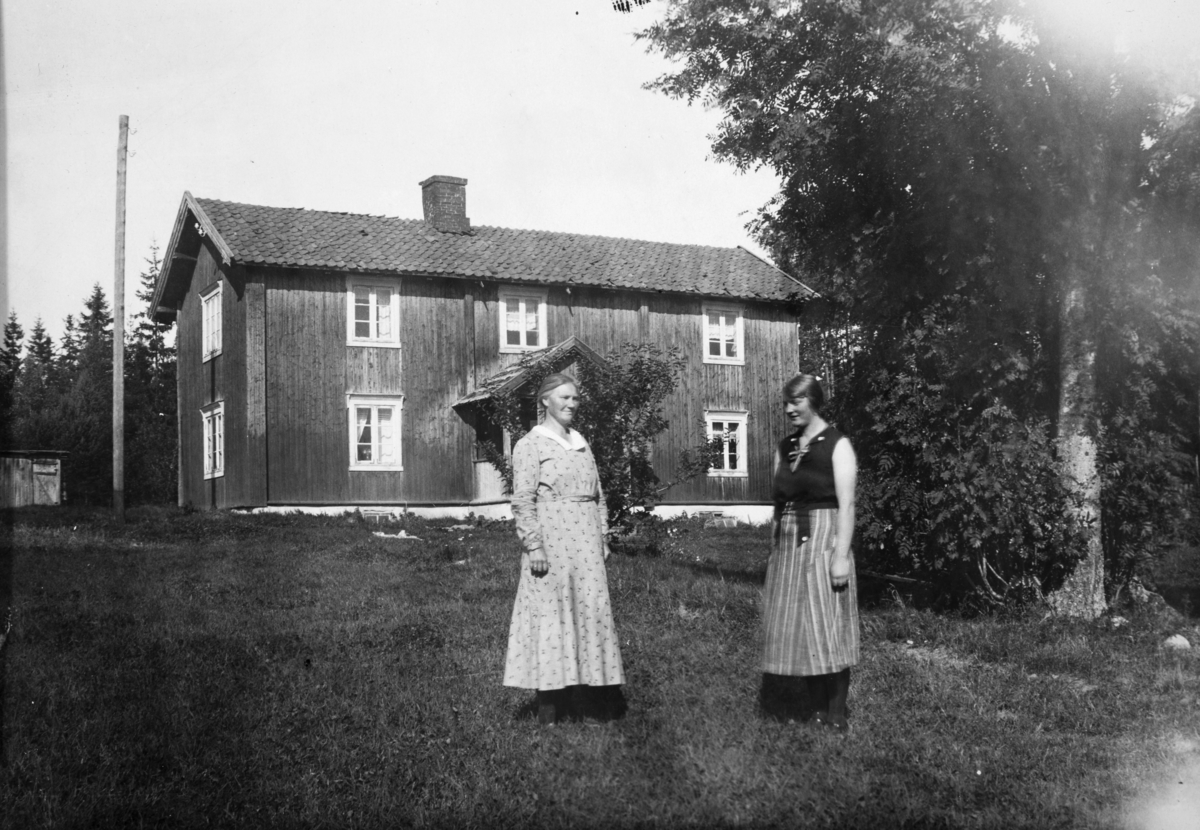Anne Lillehagen f. 1894, Elisabeth A. Lillehagen f. 1914, i hagen på Skaalerud, øvre. 86-1. Skålerud, Vang H.