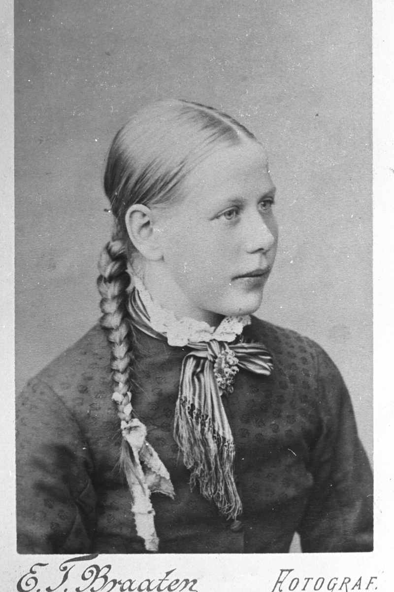 Portrett av ukjend ung kvinne.