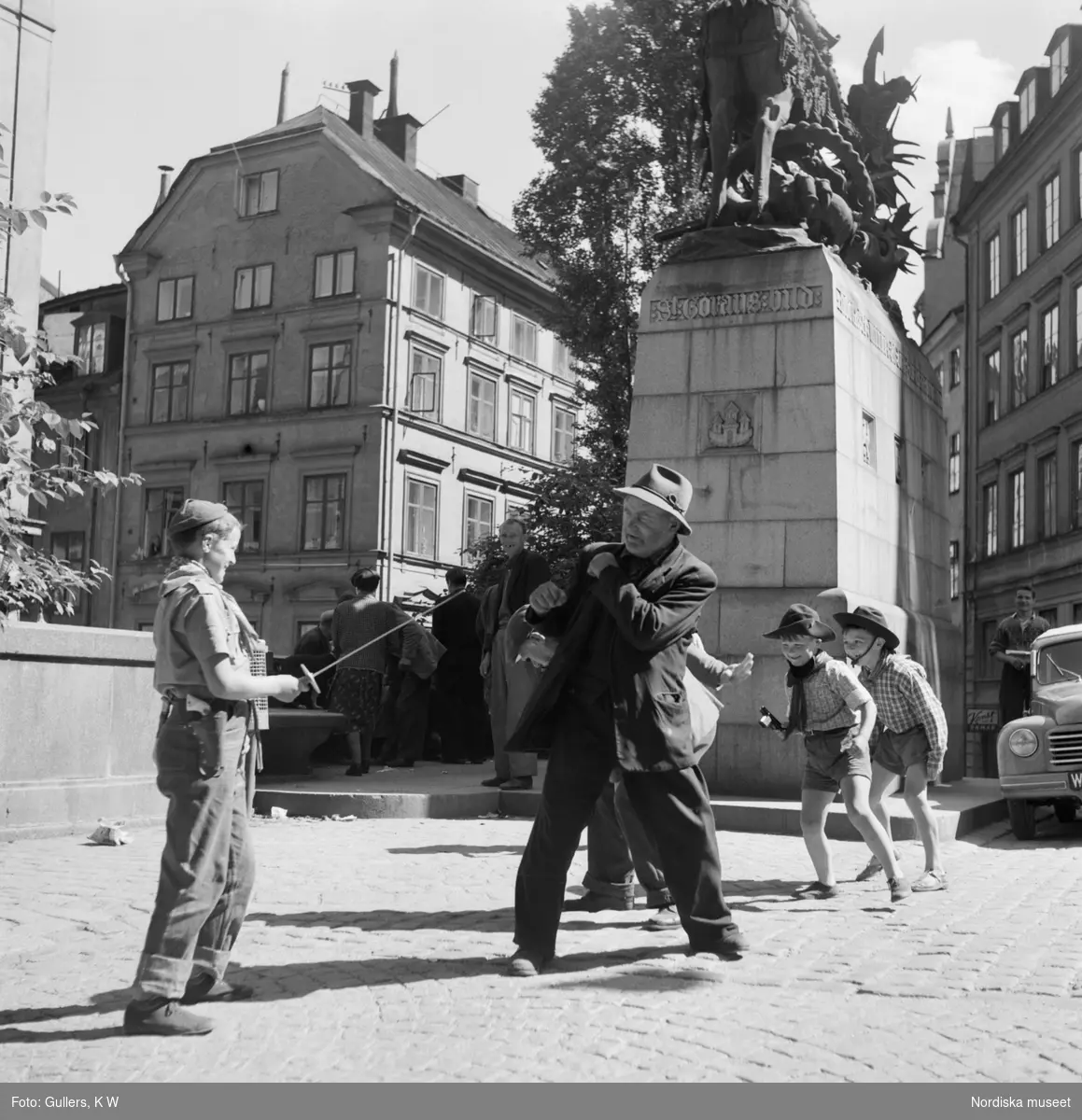 Pojkar som leker på Köpmantorget.