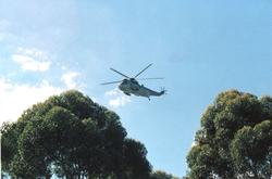 Et helikopter, av typen Sea King, flyr oppvising under et fl