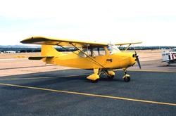 Lufthavn/Flyplass. Et fly, Piper PA-22 Colt, parkert på opps