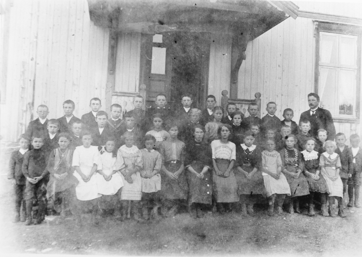 Gruppebilde, skolebilde fra Mørk skole i Søndre Høland, trolig fra 1913.