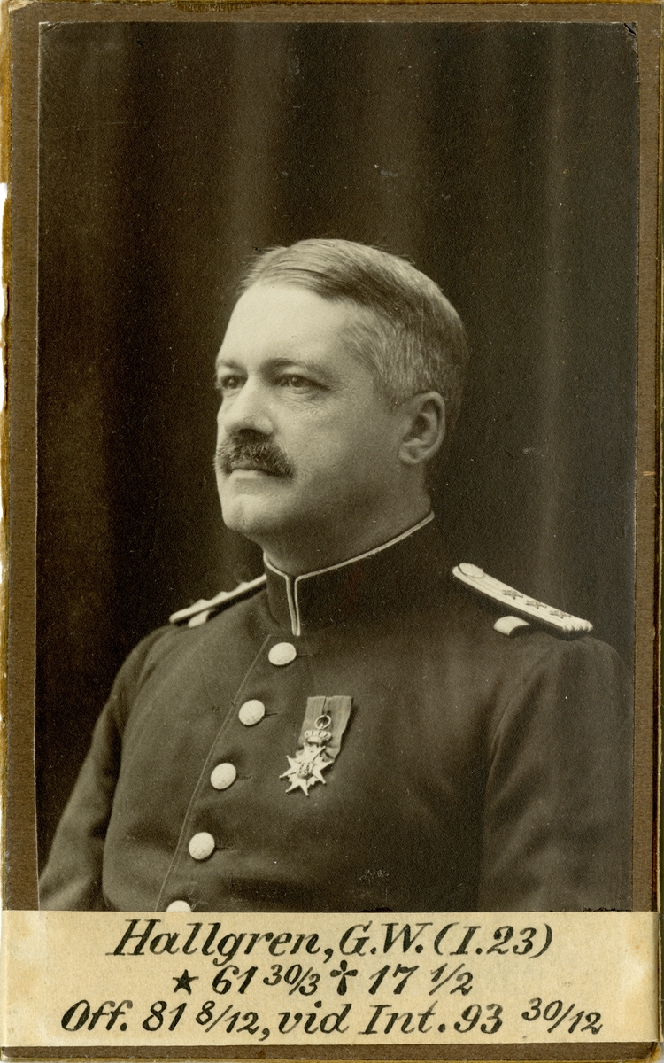 Porträtt av Gustaf Wilhelm Hallgren, officer vid Jämtlands fältjägarekår I 23 och Intendenturkåren. 
Se även AMA.0007469.