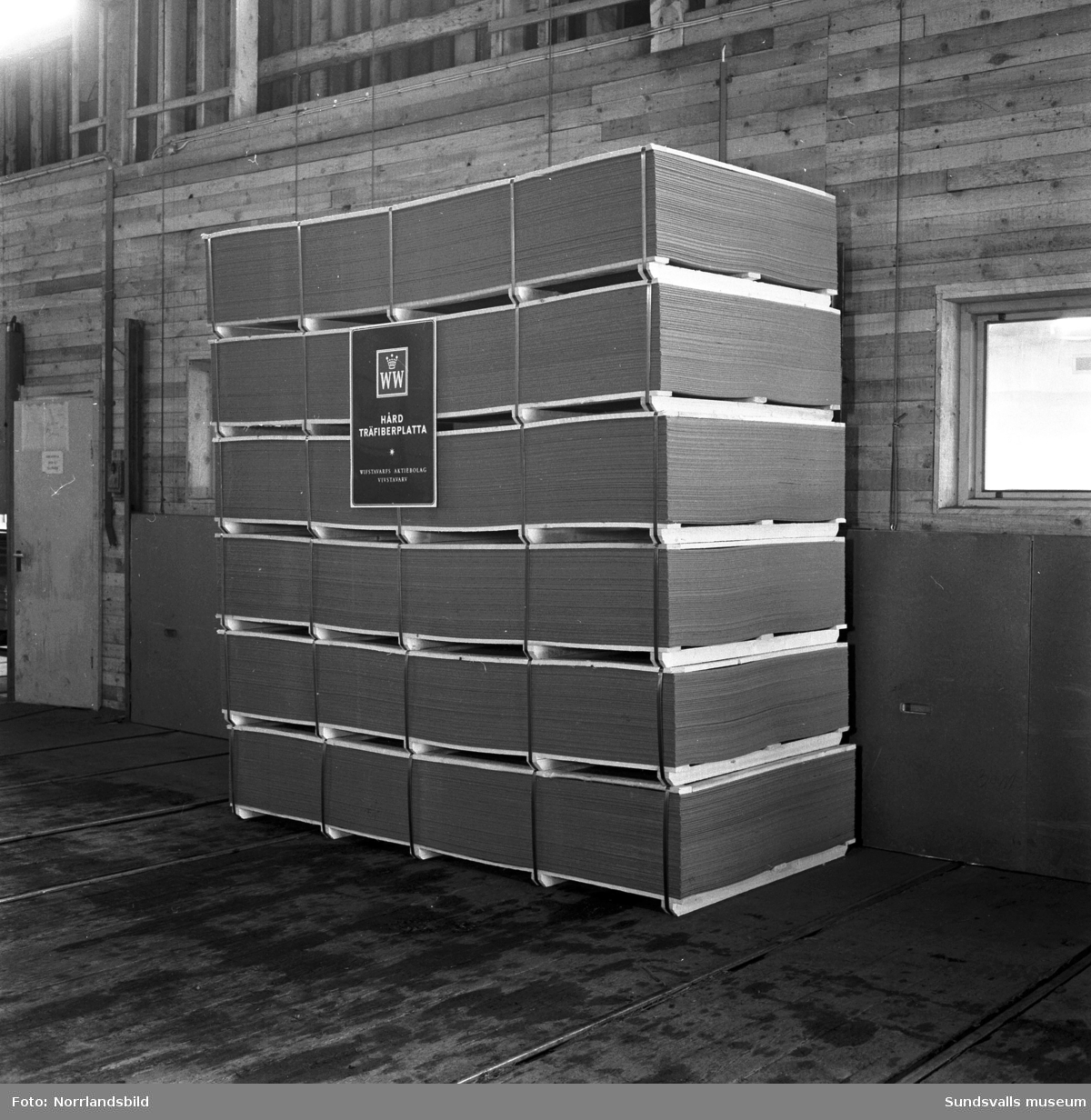 Packsal och emballering av träfiberskivor vid Vivstavarv.