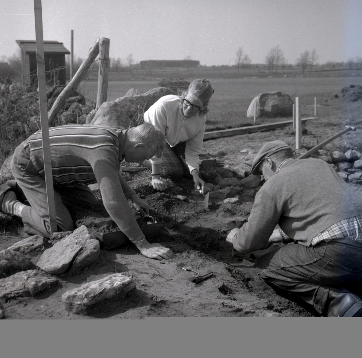 Arkeologisk utgrävning av rund stensättning.