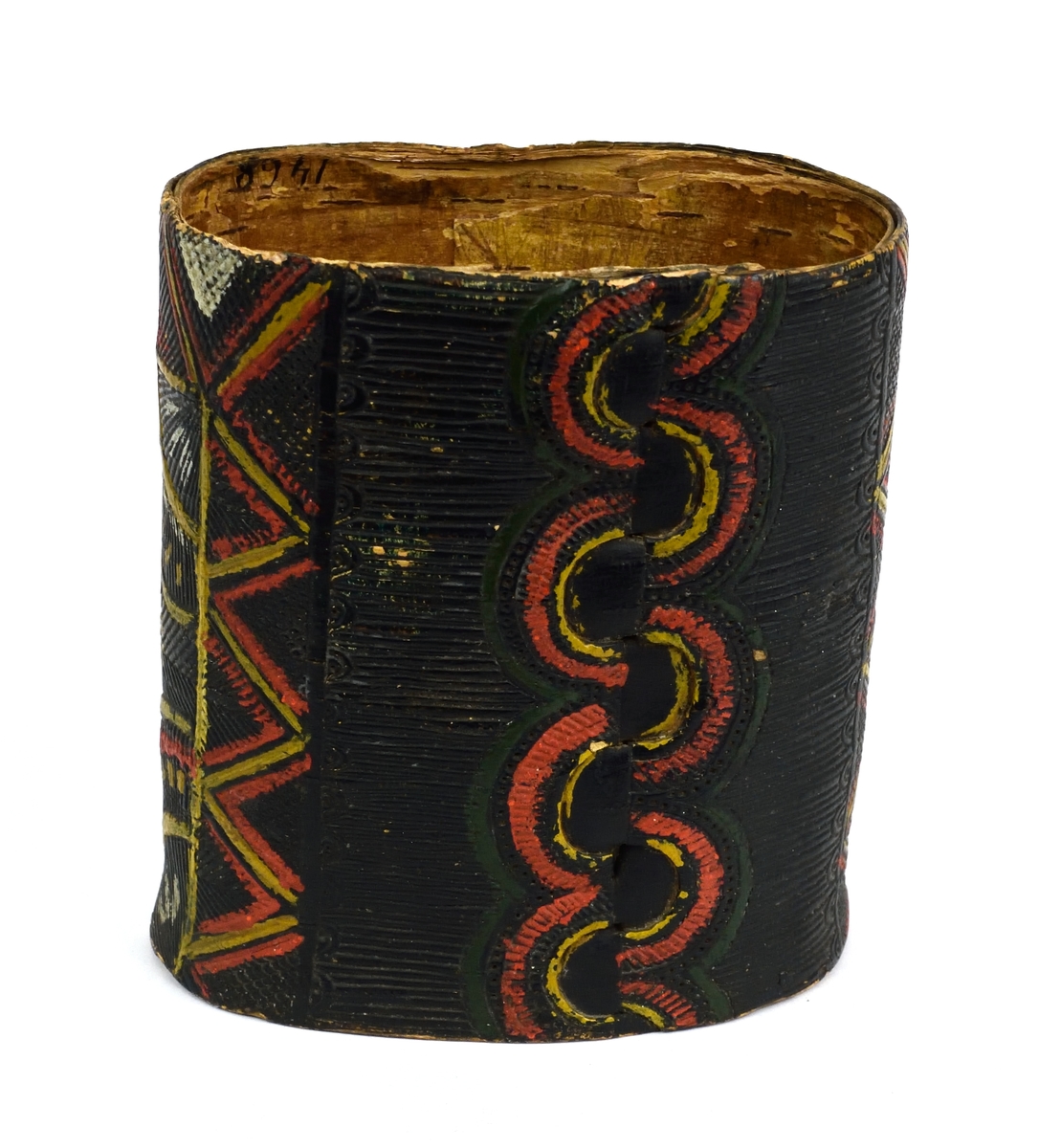 Förmodligen en tobaksburk. Burken är tillverkad av svept, tampad näver med botten av trä. Den har ristad dekoration runt om samt är målad i flera färger. Lock saknas.
