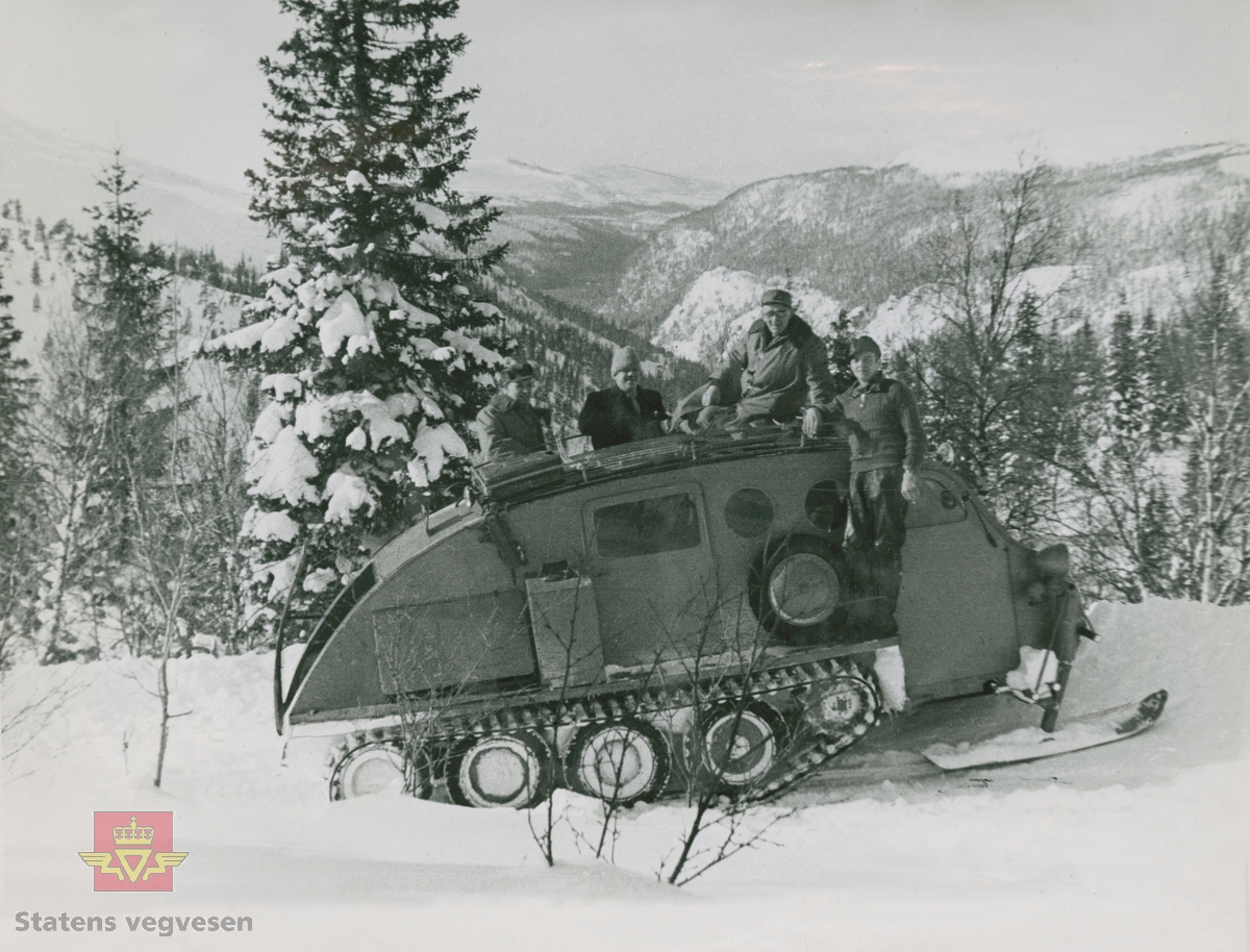 "Bombardier snowmobil, militærtype. Ble laget for transport på russiske stepper under siste verdenskrig. Disse kom aldri lenger enn til lager i England." I følge merking i album. Bildet er sannsynligvis fra Jotunheimen.