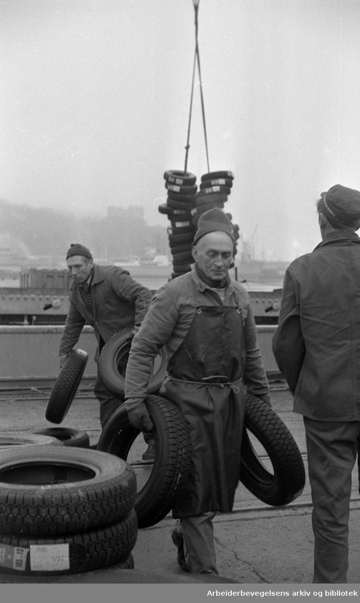 Lossing av bildekk fra tysk skip på Oslo havn. Februar 1974.