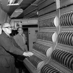 Nationaltheatret bak kulissene. .Serie med fotografier fra t