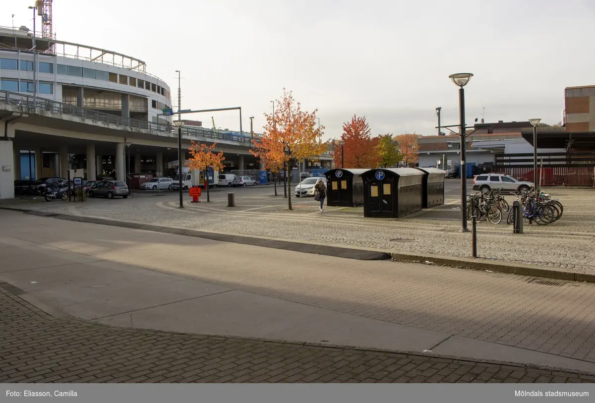 Från busshållplatsen i Mölndalsbro ser man, till vänster, nybyggnationen av SCAs vita, runda kontorsbyggnad samt vägbron Mölndals Bro som går över E6/E20. Till höger ser man delar av Mölndals Centrum. 2015 rivs området på nytt för att ge plats åt ny centrumbebyggelse. En del av kvarteret Broslätt försvann när vägbron byggdes. Göteborgsvägen-Kungsbackavägen var förr E6. Nu har den intensiva trafiken flyttat ut på motorvägen (färdig 1979) och Göteborgsvägen har blivit hållplats för bussar och spårvagnar.