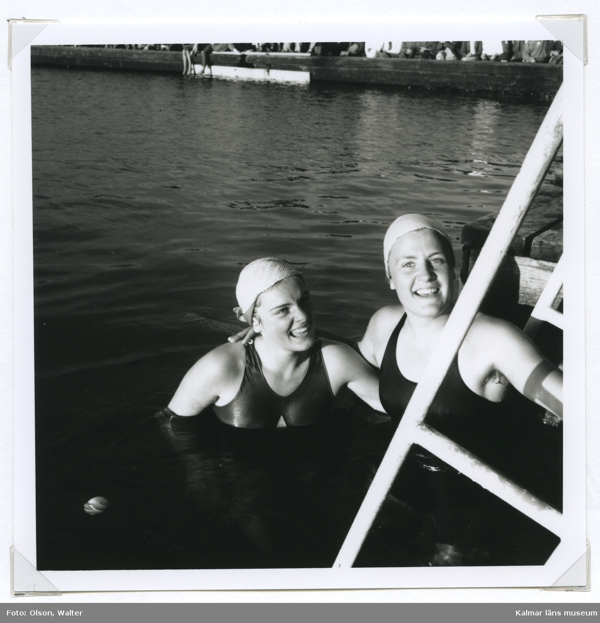 Två kvinnliga deltagare under SM i simning, som 1946 hölls vid Långviksbadet i Kalmar.