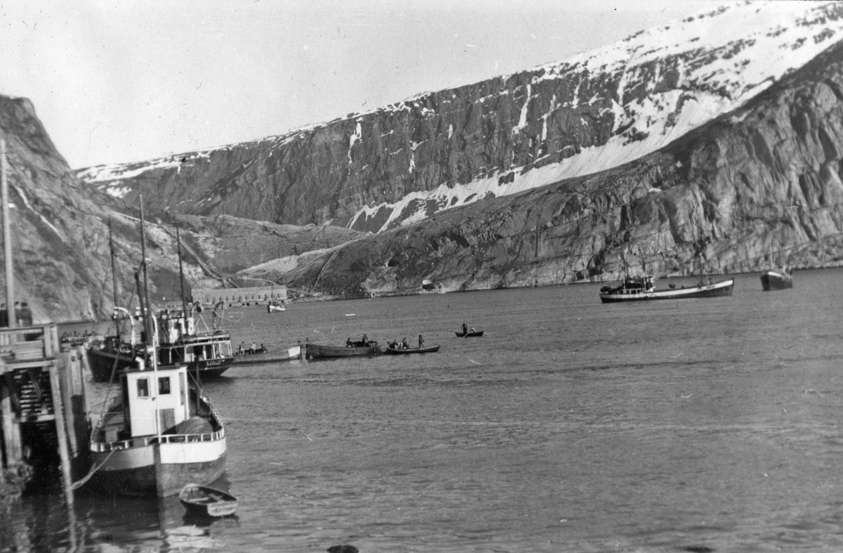 Glimt fra transporten Glomen - Tærskaldvatn.Thorleif Hoffs album 1, side 19. Album fra Thorleif Hoff som dokumenterer anleggsvirksomheten i Glomfjord på 1950-tallet